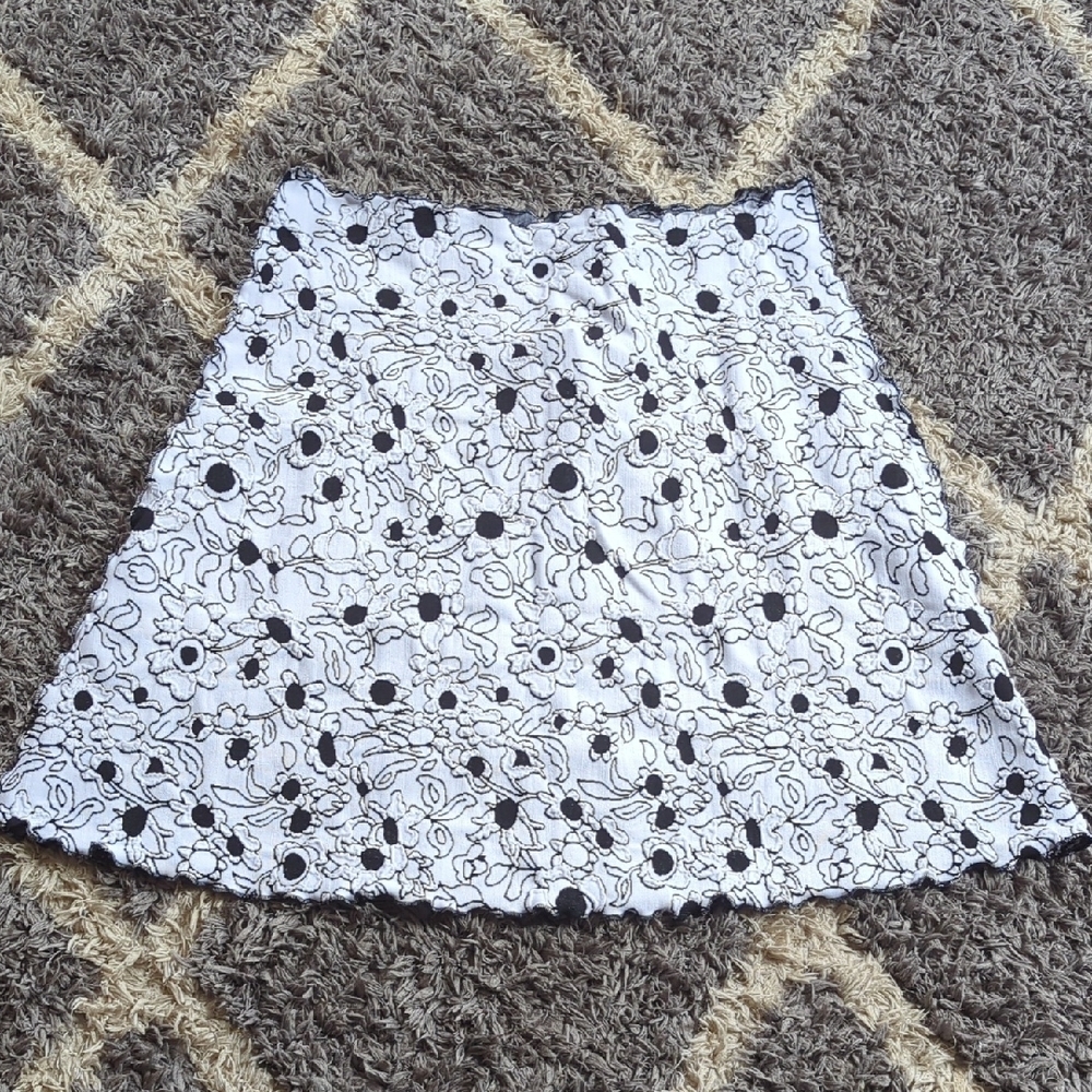 Haystacks Black and White Floral A-Line Skirt With Ruffled Hem Size XL